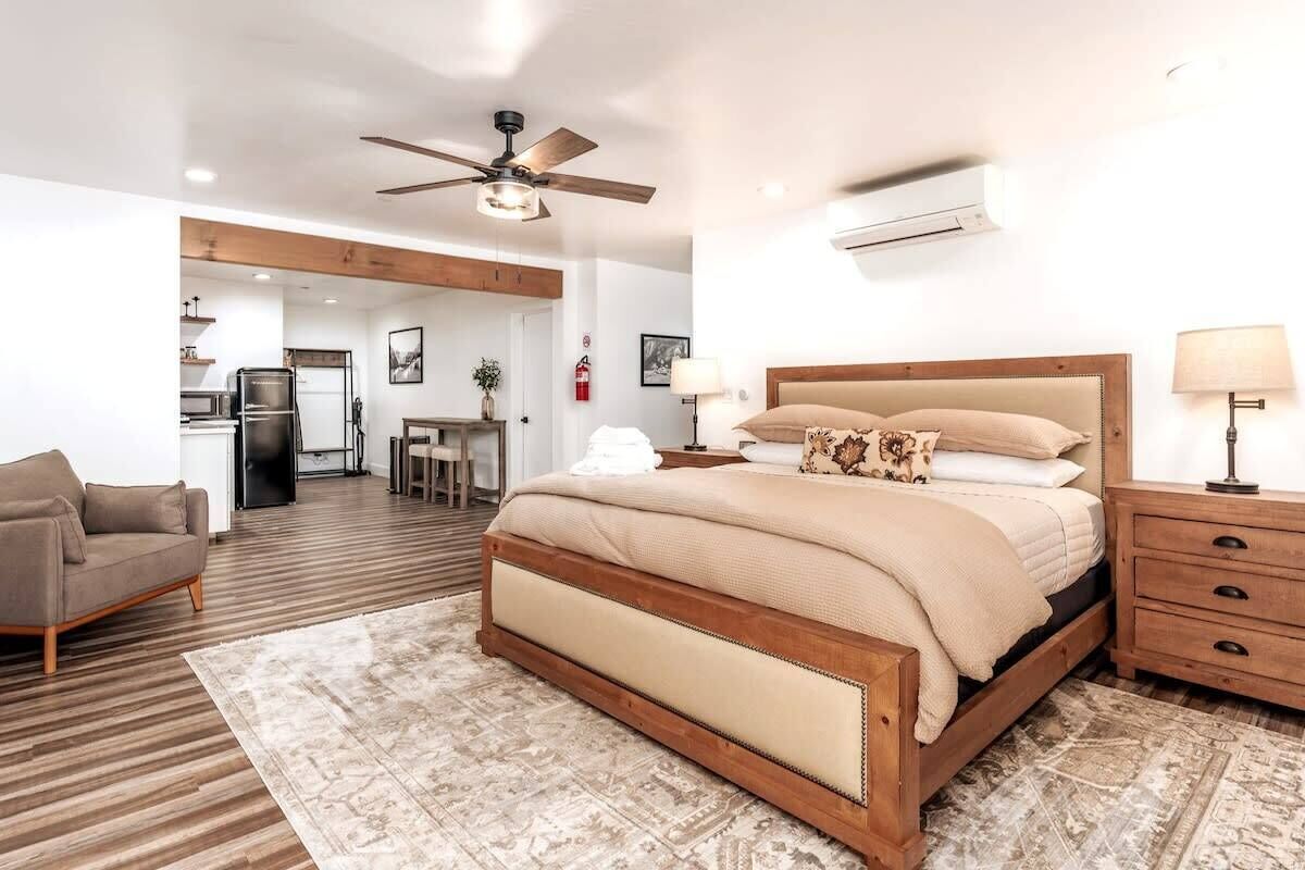 Near South Yosemite/King Bed/Sleeps 2/65 Inch Tv