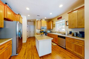 Refrigerador, microondas, horno y parrilla de estufa 