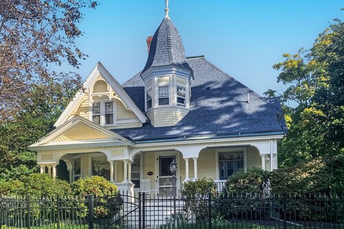 Dog-friendly historical home with gorgeous porch & prime in-town location