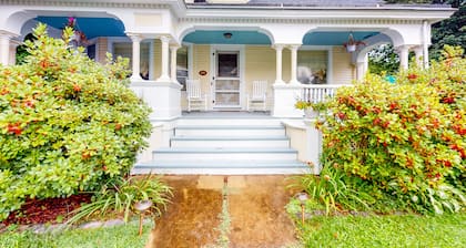 Dog-friendly historical home with gorgeous porch & prime in-town location