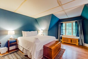 3 bedrooms, iron/ironing board, internet, bed sheets - Dog-friendly historical home with gorgeous porch & prime in-town location (Rockland)