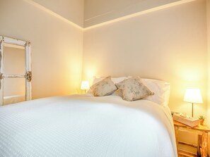2 bedrooms, free WiFi, bed sheets - 2 bedroom accommodation in Walsingham, Wells-next-the-Sea (Walsingham, Wells-next-the-Sea)