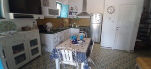 Fridge, oven, dishwasher, coffee/tea maker