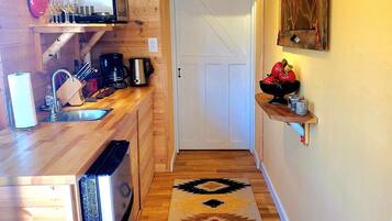 Réfrigérateur, micro-ondes, plaque de cuisson, cafetiÚre/bouilloire