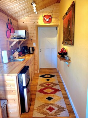 Refrigerador, microondas, parrilla de estufa y cafetera y tetera 