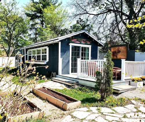 Cherry Street Guesthouse with private wooded yard & firepit, 3 blocks to town! 
