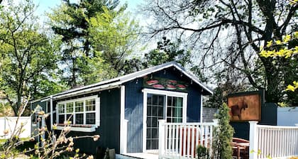 Cherry Street Guesthouse with private wooded yard & firepit, 3 blocks to town!