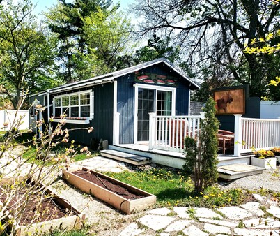 Cherry Street Guesthouse with private wooded yard & firepit, 3 blocks to town! 
