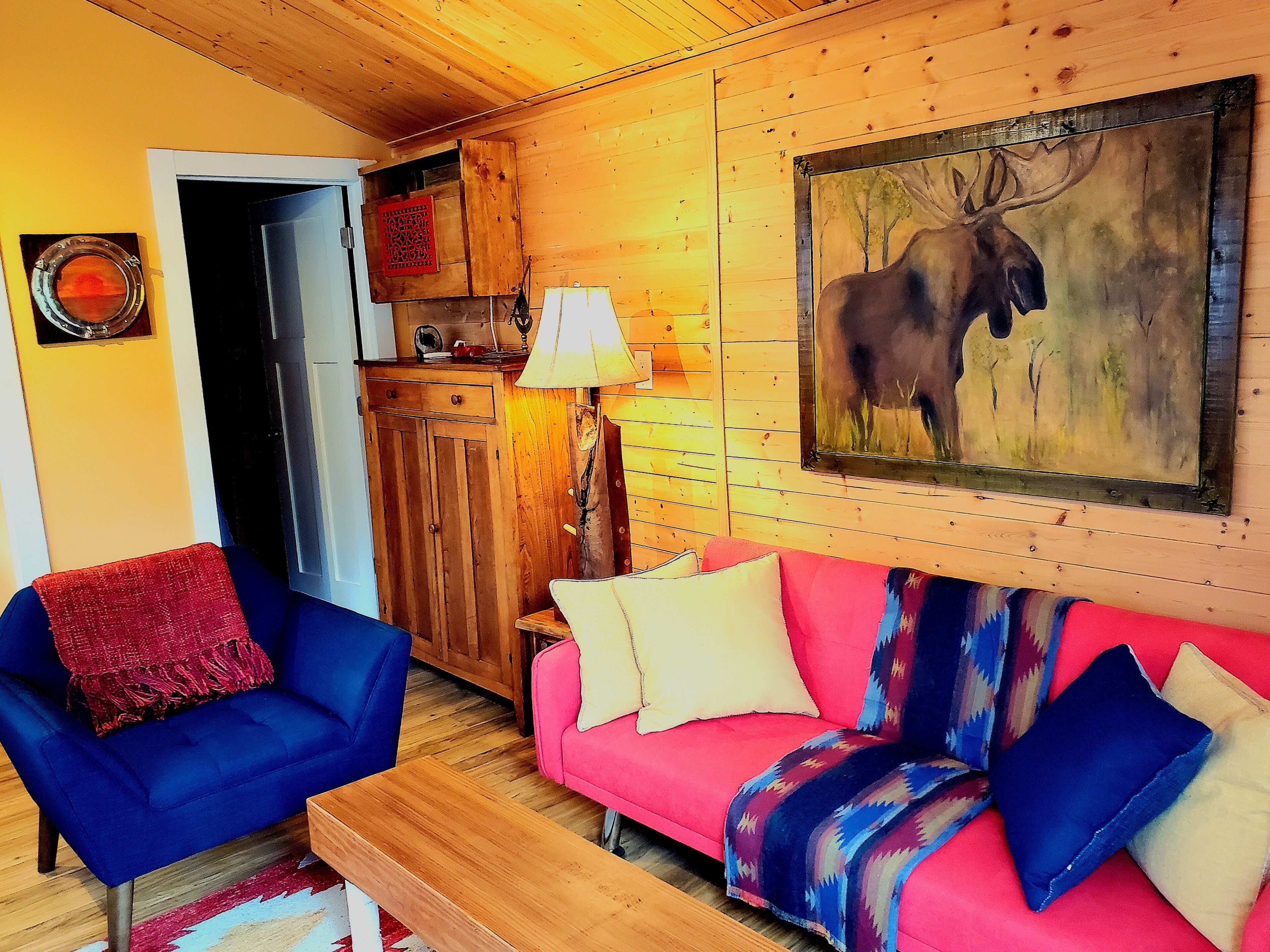 Cherry Street Guesthouse with private wooded yard & firepit, 3 blocks to town!