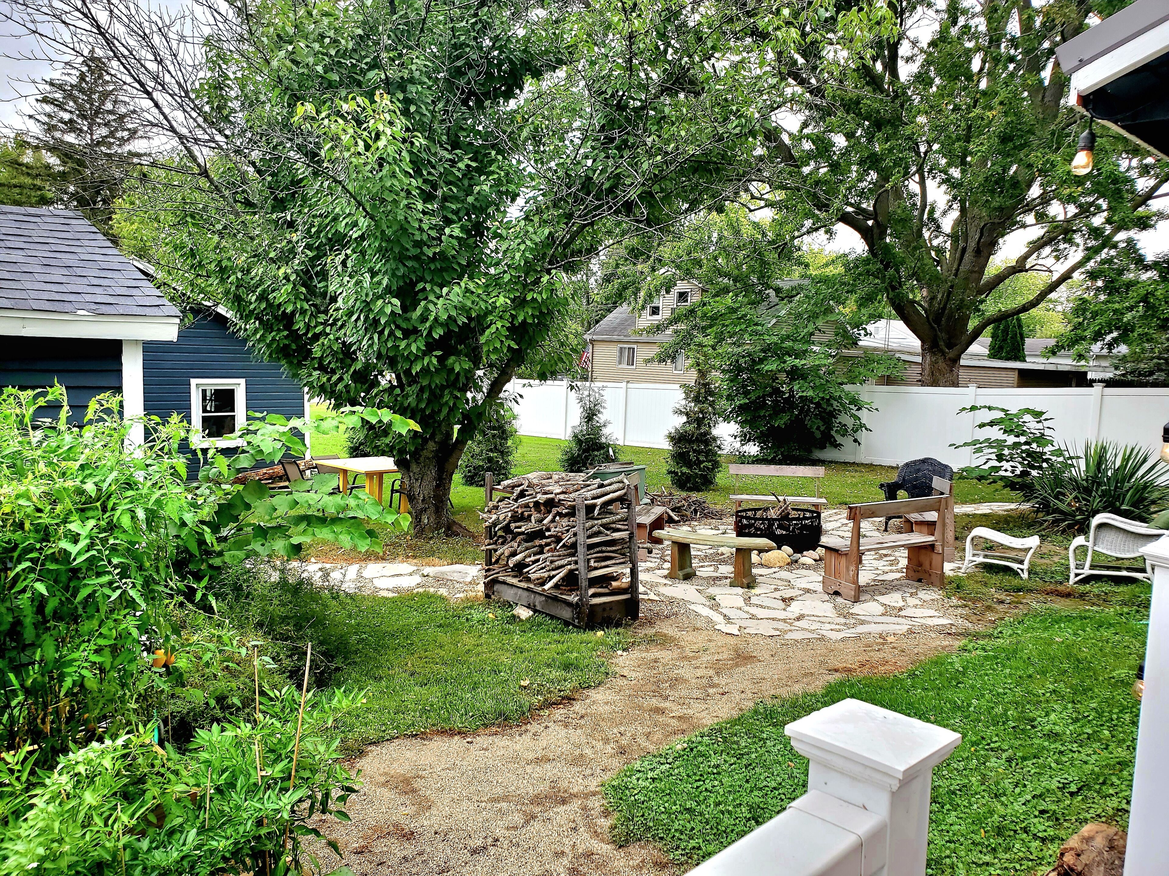 Cherry Street Guesthouse with private wooded yard & firepit, 3 blocks to town!
