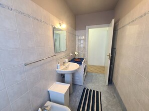 Dusche, Haartrockner, Bidet, Handtücher