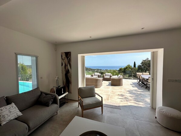 Fernseher, Bücher, Stereoanlage