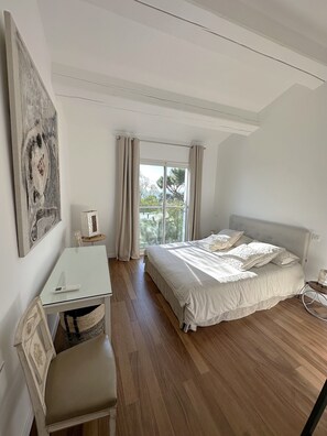 5 bedrooms, desk, iron/ironing board, WiFi