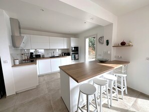 Microones, forn, placa de cuina i rentaplats 