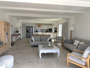 Fernseher, Bücher, Stereoanlage