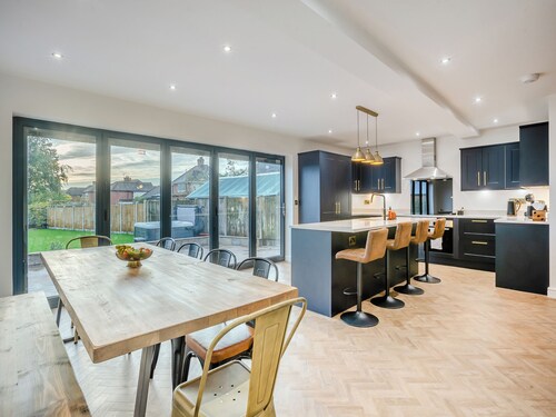 5 bedroom accommodation in Ashbourne