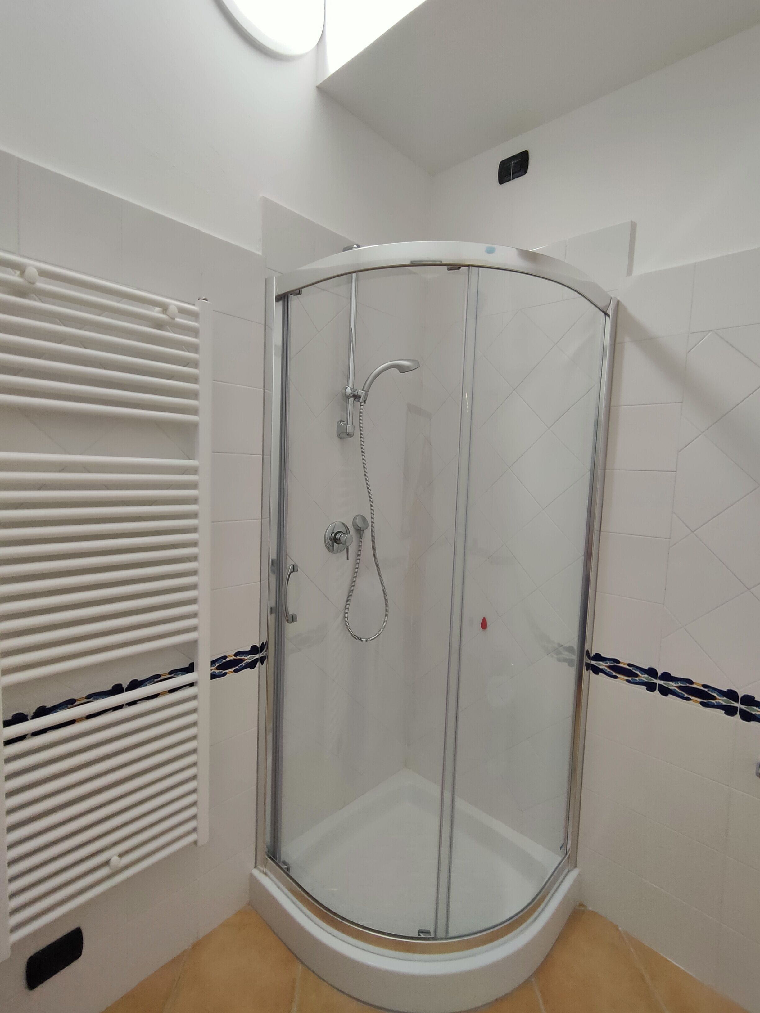 Bruser, hårtørrer, bidet, Sæbe
