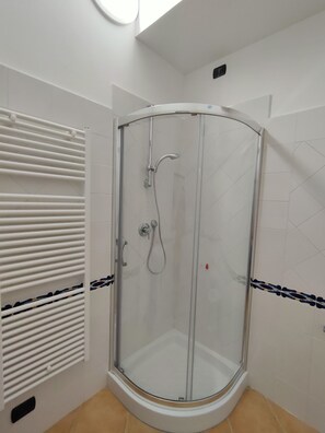 Regadera, secadora de cabello, bidet, jabón 
