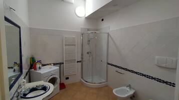 Dusche, Haartrockner, Bidet, Seife