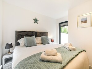 3 bedrooms, free WiFi, bed sheets, wheelchair access