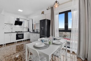 Executive Apartment | Makan dalam bilik