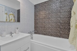 Executive Apartment | Bathroom