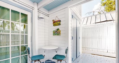 Charming 2nd-story apartment with balcony & lighthouse view - walk everywhere