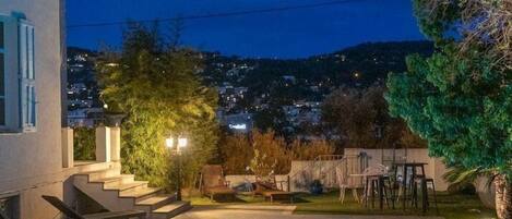 Utomhuspool och uppvärmd pool