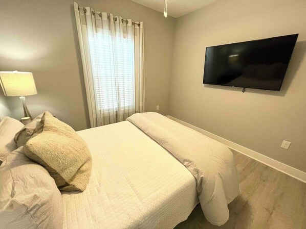Desk, iron/ironing board, WiFi, bed sheets