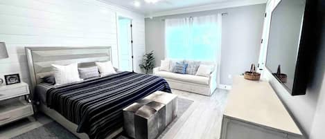 Escritorio, tabla de planchar con plancha, wifi y ropa de cama