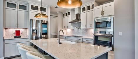 Réfrigérateur, four à micro-ondes, un four, surface de cuisson