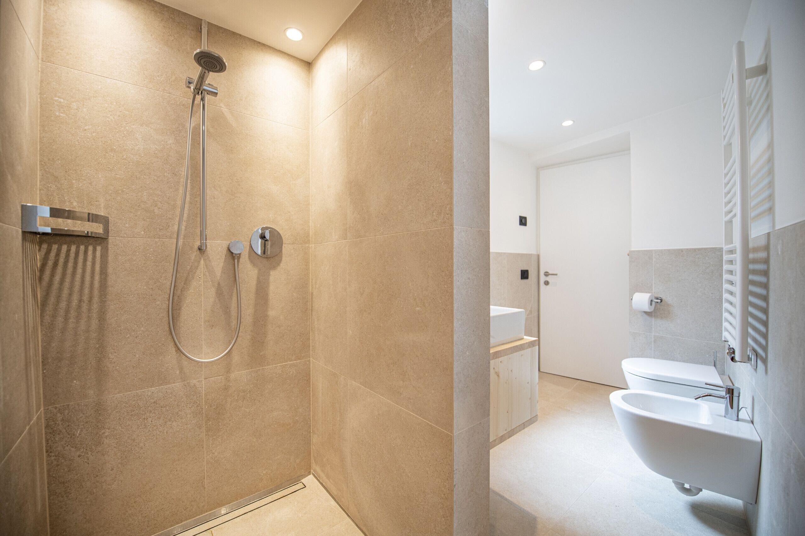 Douche, sèche-cheveux, bidet, serviettes fournies