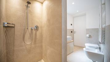 Douche, sĂšche-cheveux, bidet, serviettes fournies