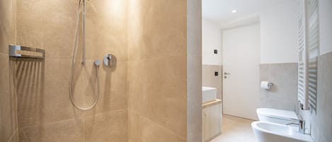 Dusche, Haartrockner, Bidet, Handtücher