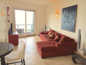 Smart-TV, DVD-Player, Bücher, Videothek