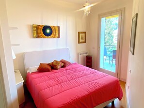 2 bedrooms, iron/ironing board, travel crib, free WiFi - FANTASTIC APARTMENT in center Taormina with Pool, View and Parking (Taormina)