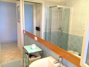 Douche, sèche-cheveux, bidet, serviettes fournies