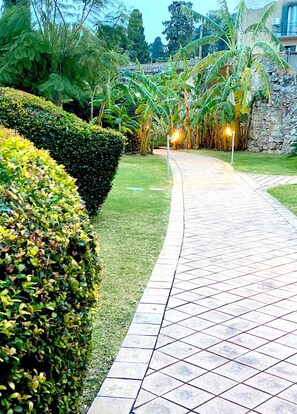 Property grounds - FANTASTIC APARTMENT in center Taormina with Pool, View and Parking (Taormina)