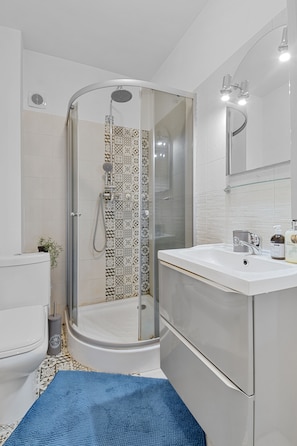 Comfort Suite | Bathroom | Free toiletries, hair dryer, towels, toilet paper - HomeStay Otopeni (Otopeni)