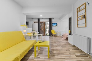 Comfort Suite | Living area | Flat-screen TV