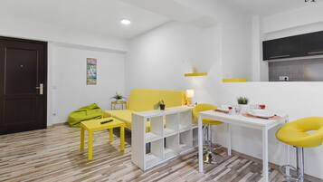 Phòng Suite tiện nghi đơn giản | Khu vực ăn uống tại phòng
