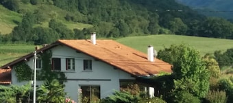 At the foot of the Col de Gamia, 10 minutes from Saint-Jean-Pied-de-Port 100-square-meter apartment