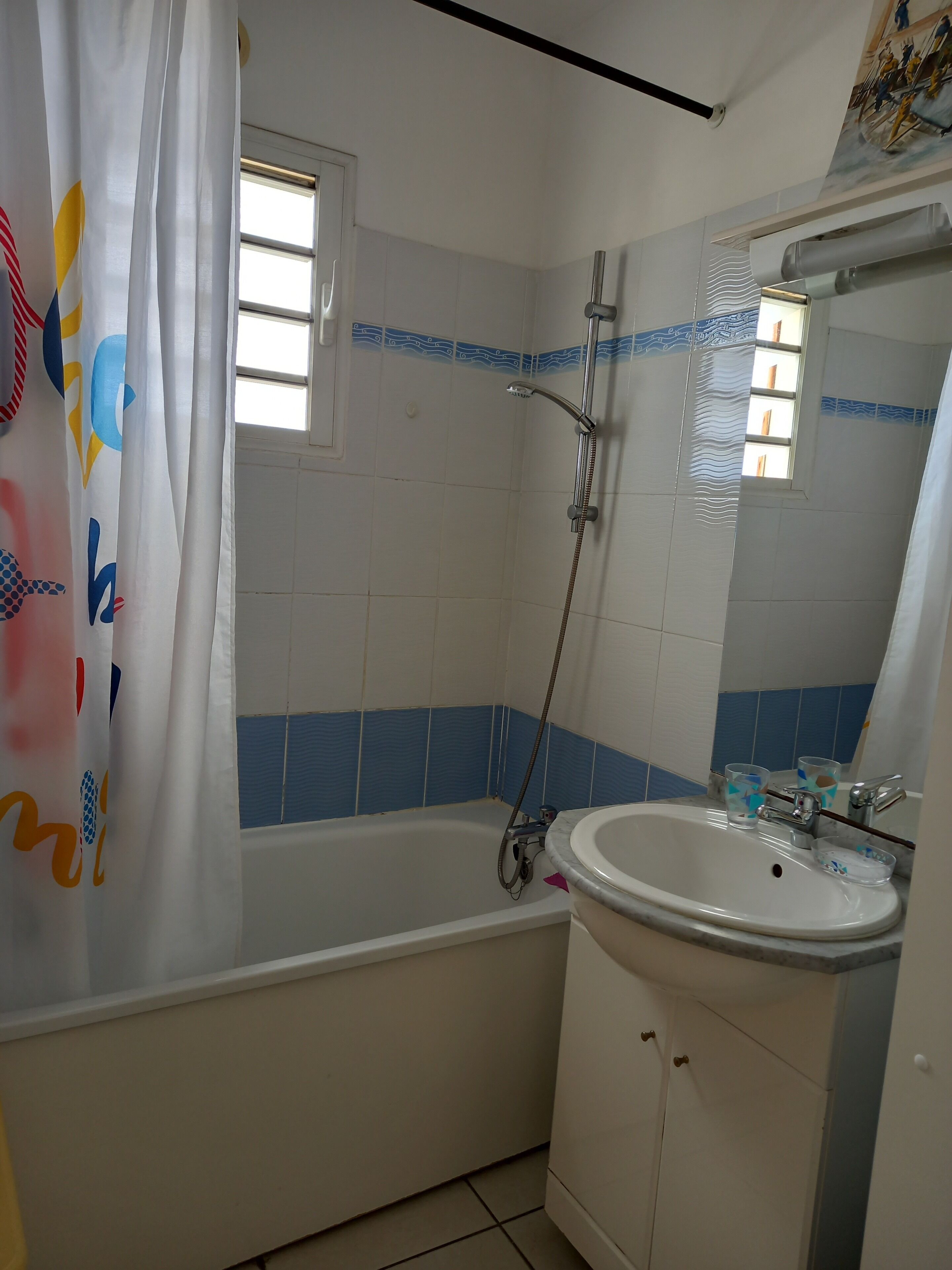 Un bagno con una vasca, un lavandino e una doccia.