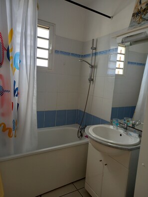 Sèche-cheveux, serviettes fournies, papier toilette