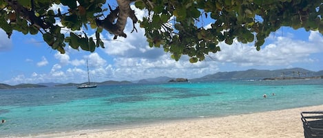Na praia, espreguiçadeiras, toalhas de praia
