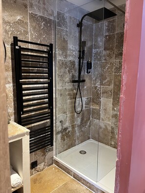 Een douche, een haardroger, handdoeken, zeep