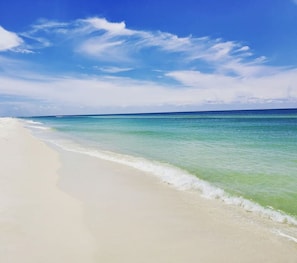 Uma praia com águas turquesa cristalinas e uma faixa de areia.