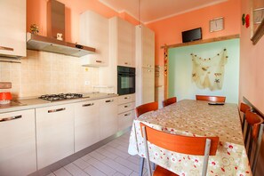 Kühlschrank, Ofen, Wasserkocher mit Kaffee-/Teezubehör, Wasserkocher