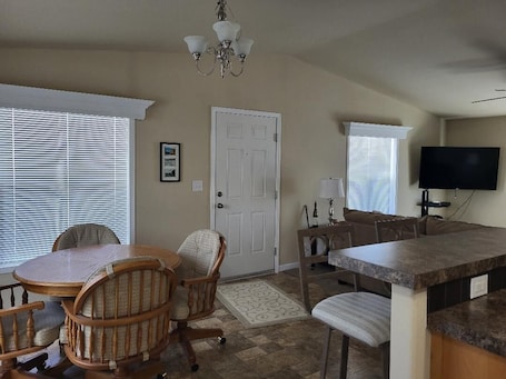Interior. Lake Roosevelt View Retreat Grand Coulee