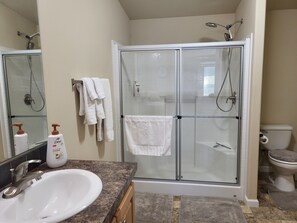 Shower, hair dryer, towels, soap - Lake Roosevelt View Retreat Grand Coulee (Grand Coulee)
